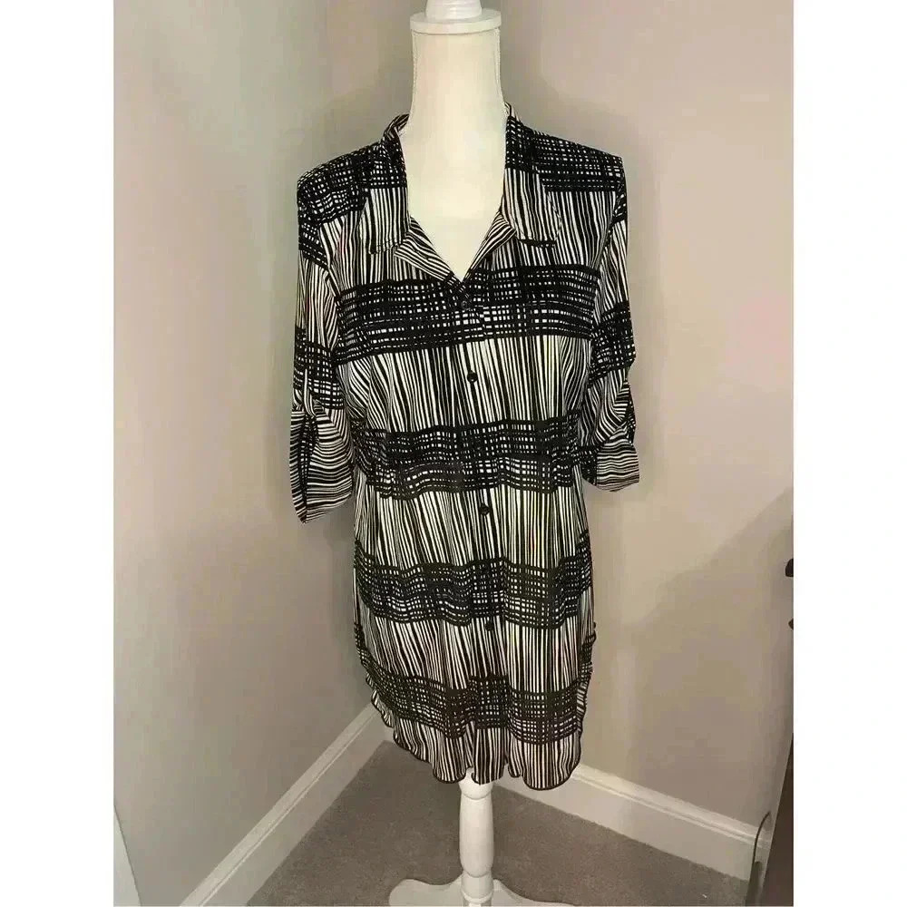 Like new Style&Co Women’s tunic size large.‎ Black and grey striped!